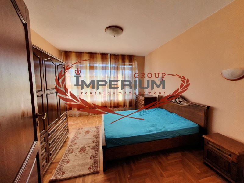 Двустаен обзаведен апартамент  с ПАРКОМЯСТО под наем в района на кв.