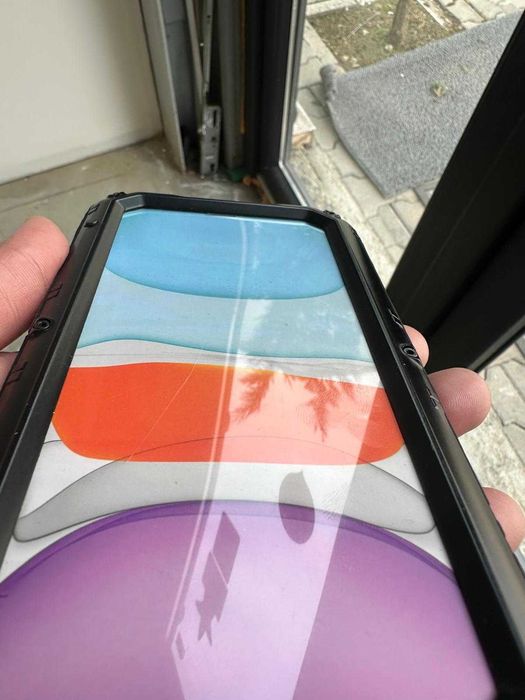 Husa Beeasy compatibila cu iPhone 11 neagra, usor zgariata