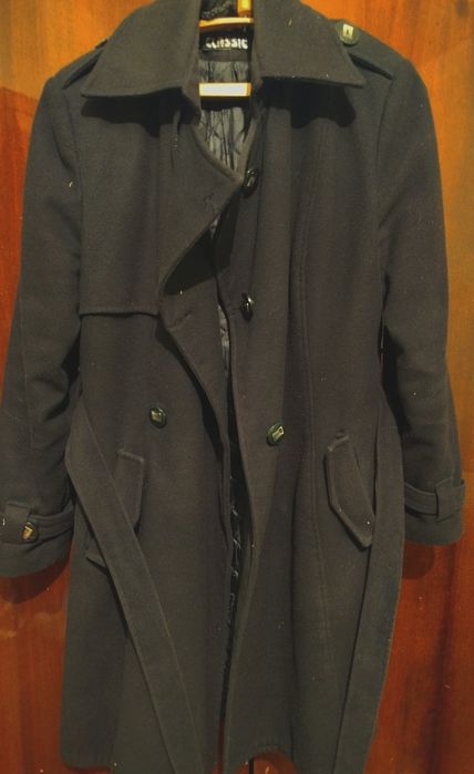 Чёрное пальто классическое