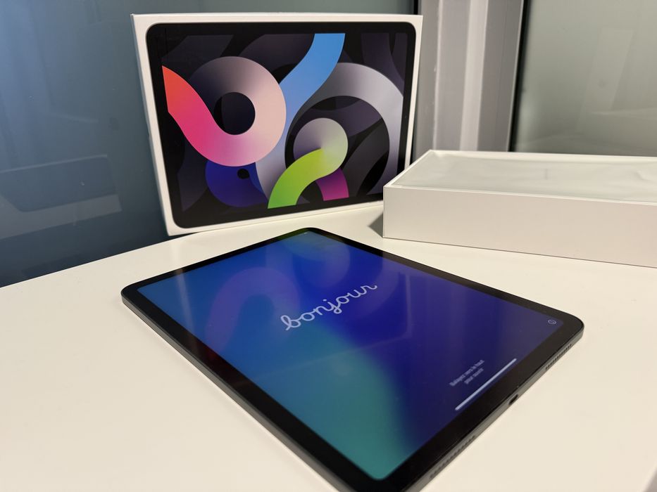 iPad Air 4th Gen (64GB) Като Нов + 2 Кейса и протектор!