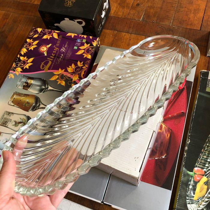 Много наборов посуды