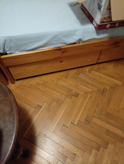 Легла и секция от масивно дърво. Продават се и на отделни модули.