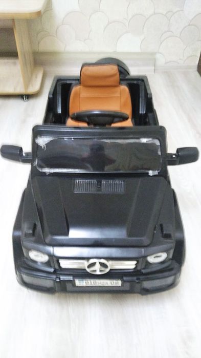 Машина детская на пульте.