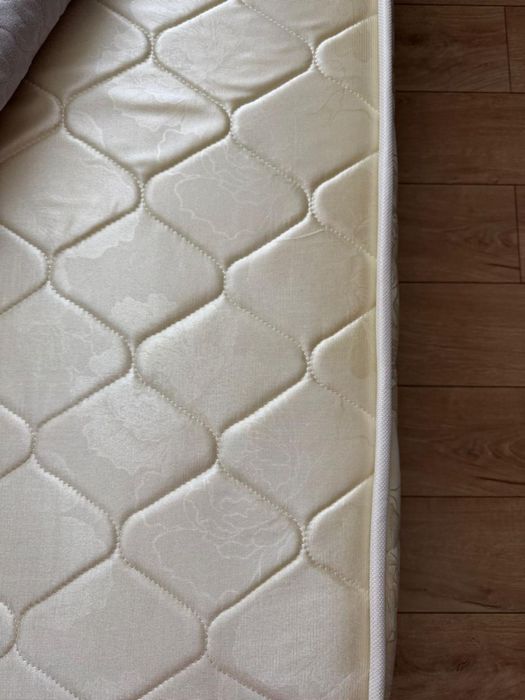 Продаётся кровать и тумбочки.