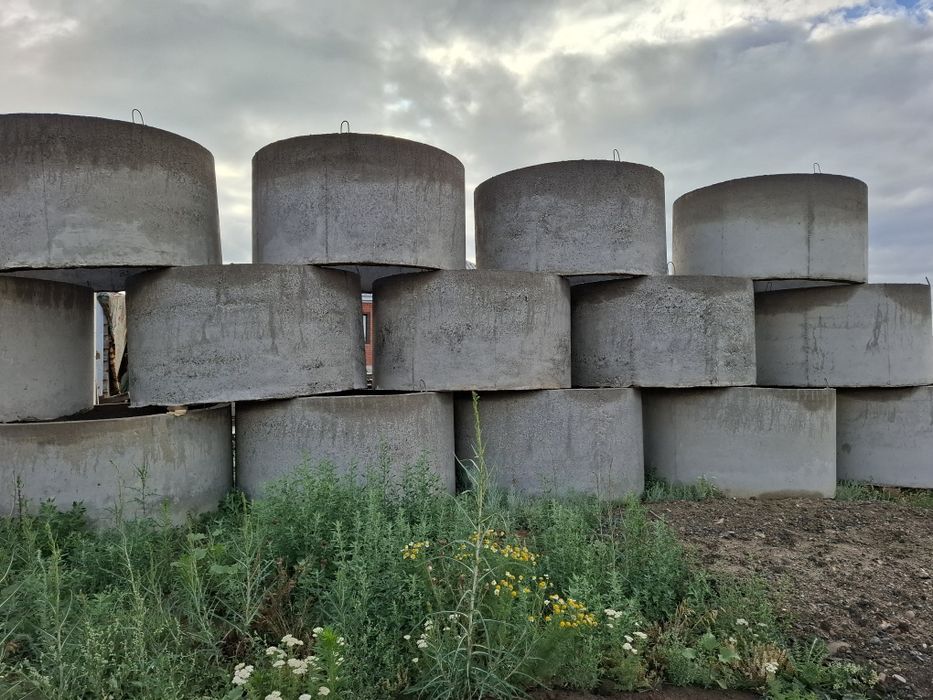 Продам ЖБИ кольцо и крышка