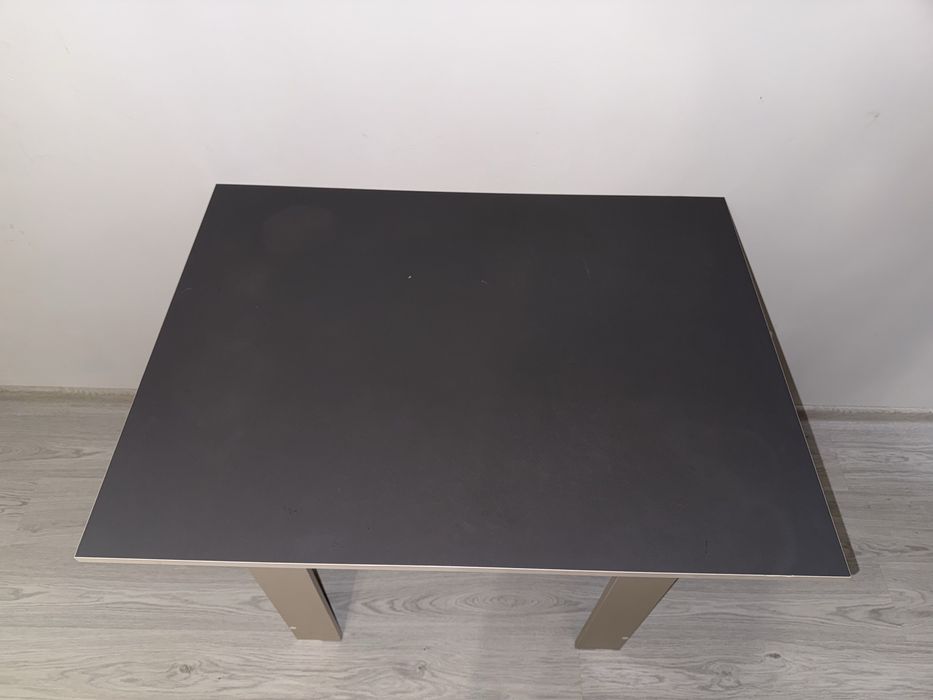 Обеденный стол в идеальном состоянни