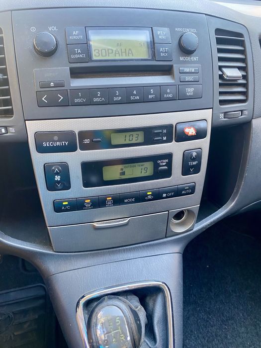 Продавам Тойота Корола Версо