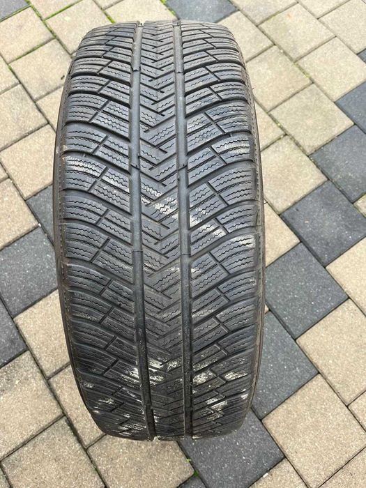 Anvelope iarna Michelin 235/45 R20 aproape noi