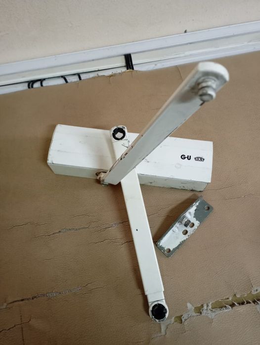 Доводчик двери в рабочем