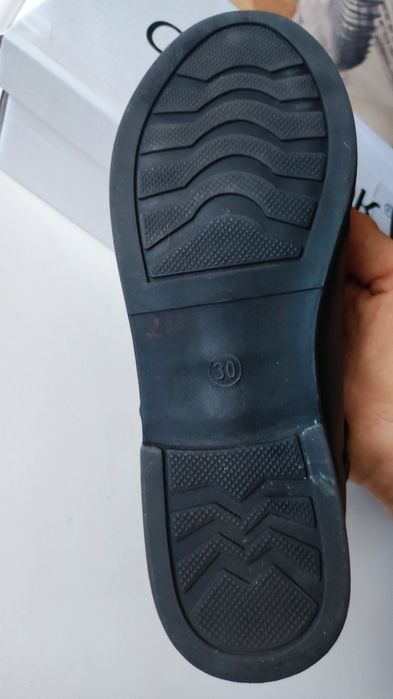 Продам туфли школьные на девочку 2 пары