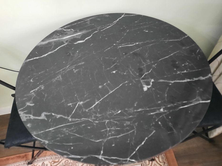 Продается комплект стол с двумя стулями