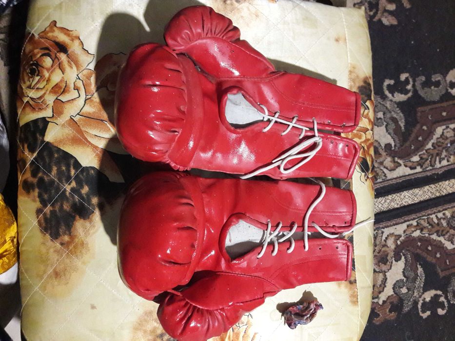 Продавам мъжки боксови ръкавици