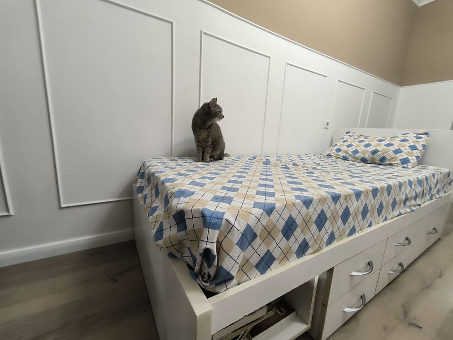 Кровать с ящичками для одежды и выдвижным пуфом. Без матраса