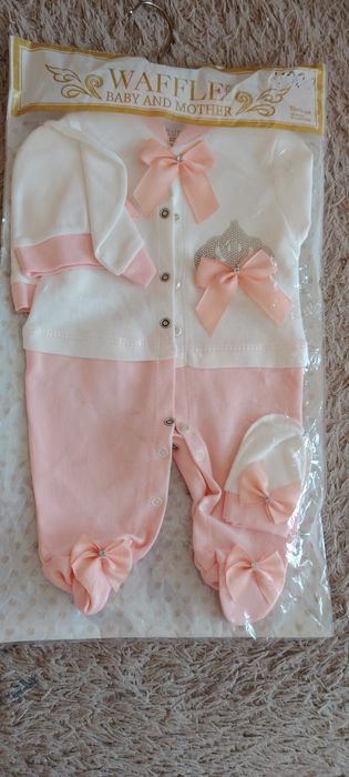 Продам костюм для девочки для новорождённых