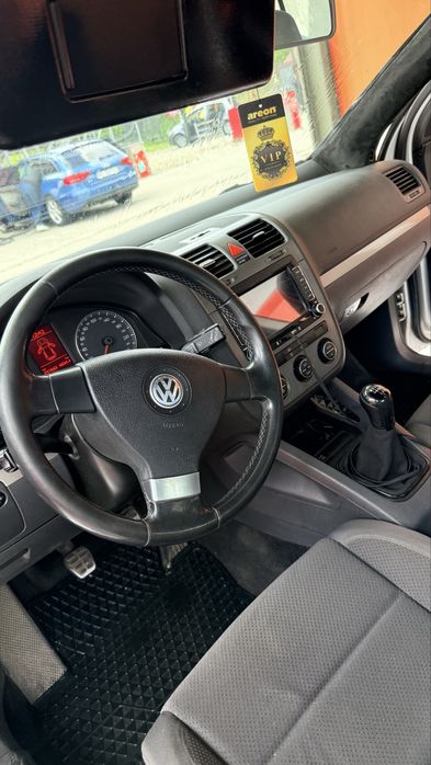 Vand sau schimb Golf 5 1.9 tdi 105 cai 250 nm