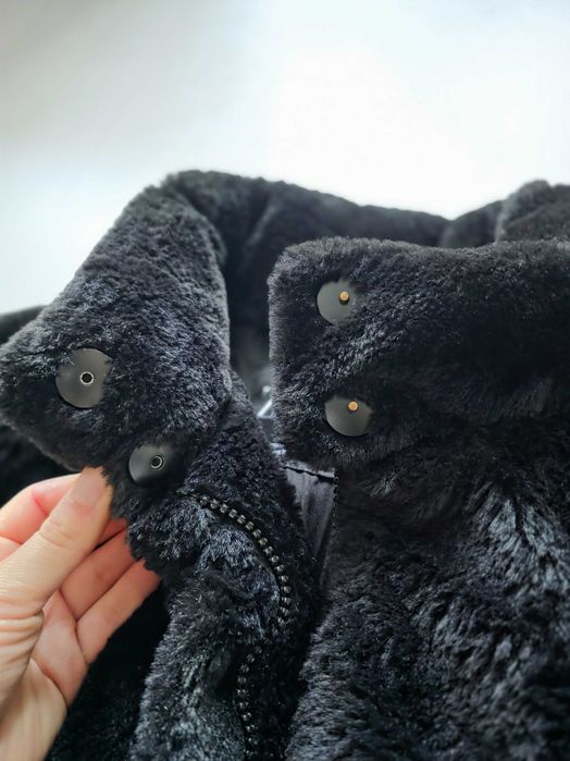 Пухено палтенце Zara, черно