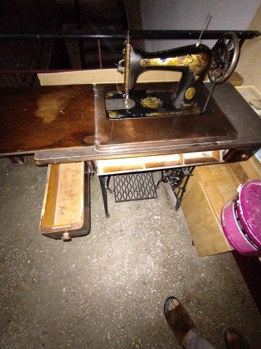 vând mașină de cusut functionabila