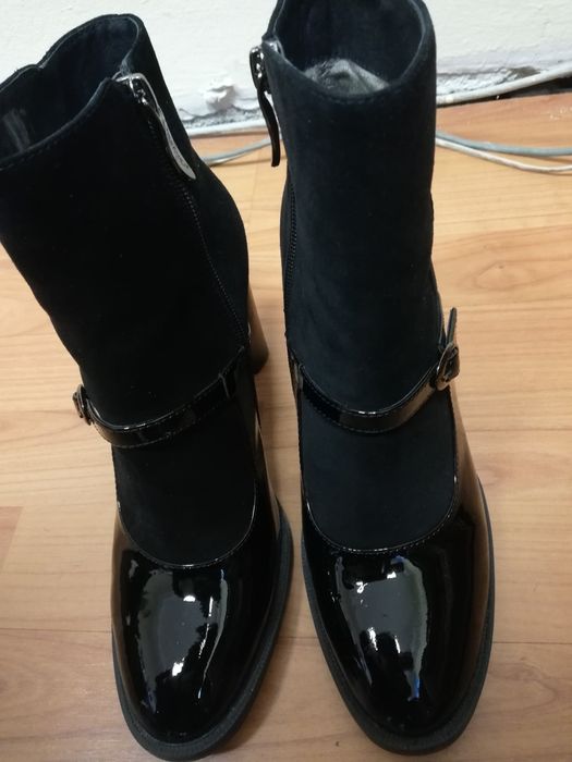 Боти от естествен велур и лак