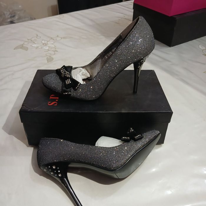 Srochna tuflilar ayol qizlar uchun sotiladi