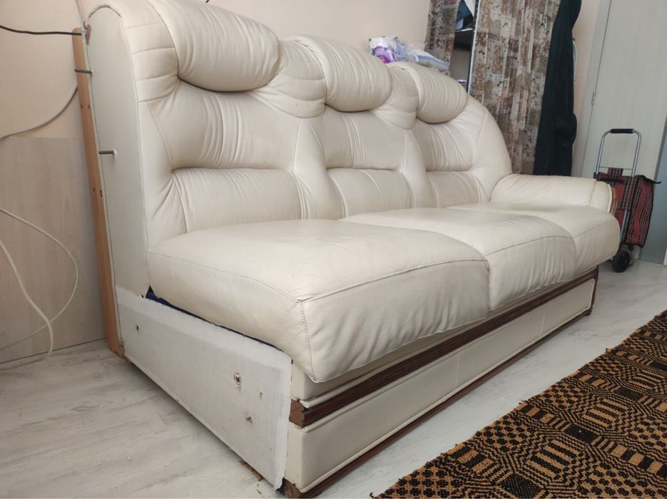 Кожен диван бял