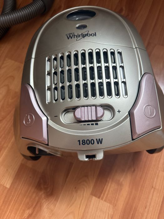 Se vinde aspirator whirlpool 1800w