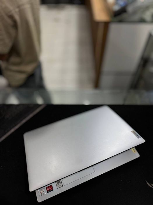 Lenovo holati ideal yangide srochni sotiladi