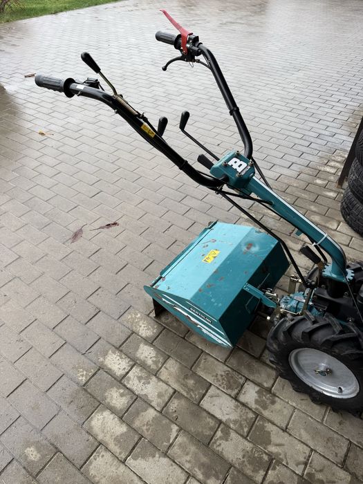 Motocultor cu freza tractata