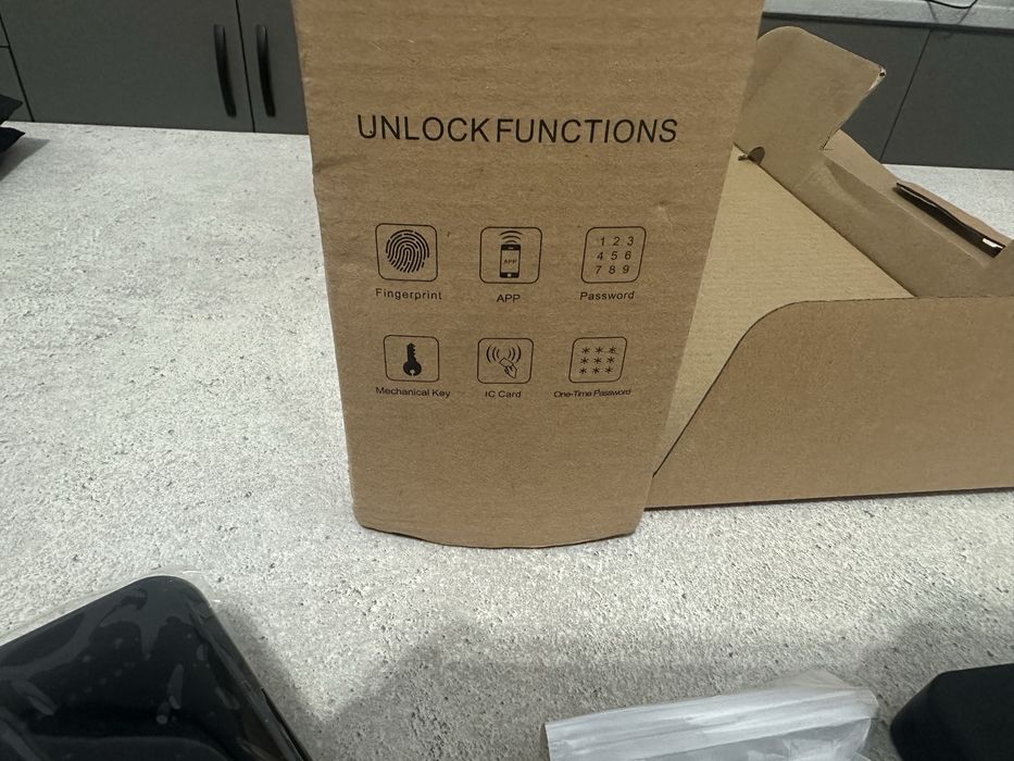 Yala inteligenta cu amprenta, control WiFi, rezistenta la intemperii