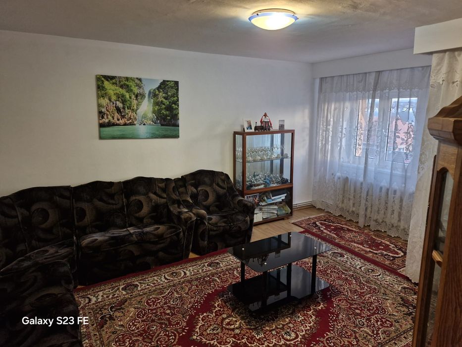 Închiriez apartament