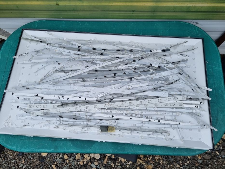 Piese provenite din tv-uri noi cu display-uri sparte