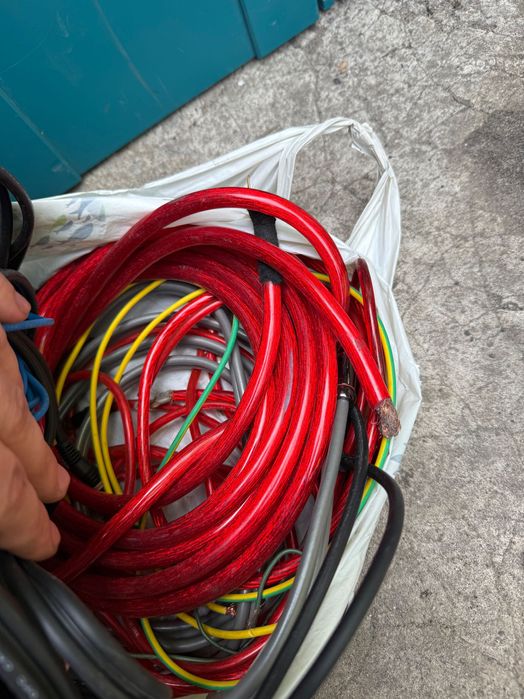 două cabluri de alimentare pentru un amplificator auto și cabluri audio