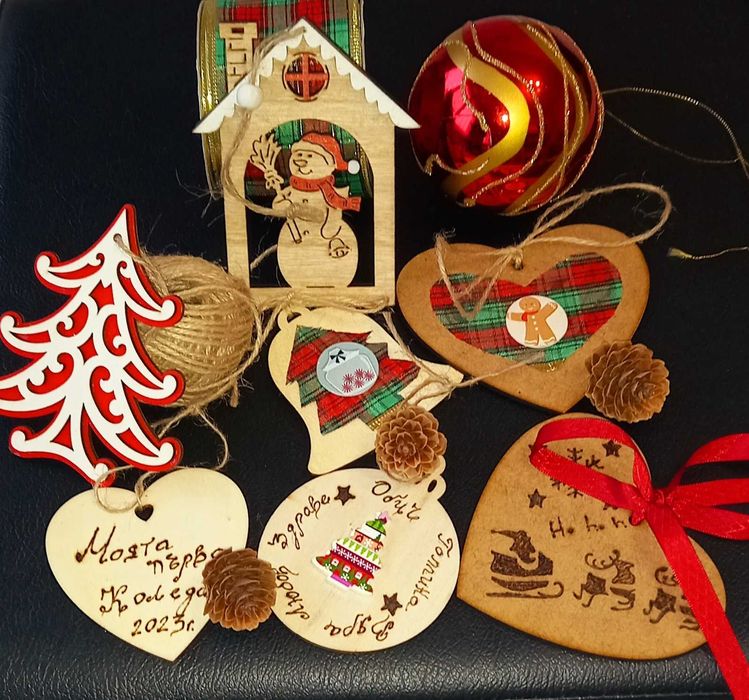 Коледни украси подаръци свещници