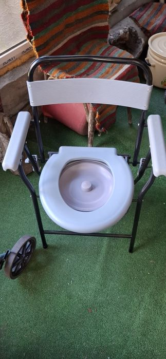 Сгъваем санитарен стол за стая