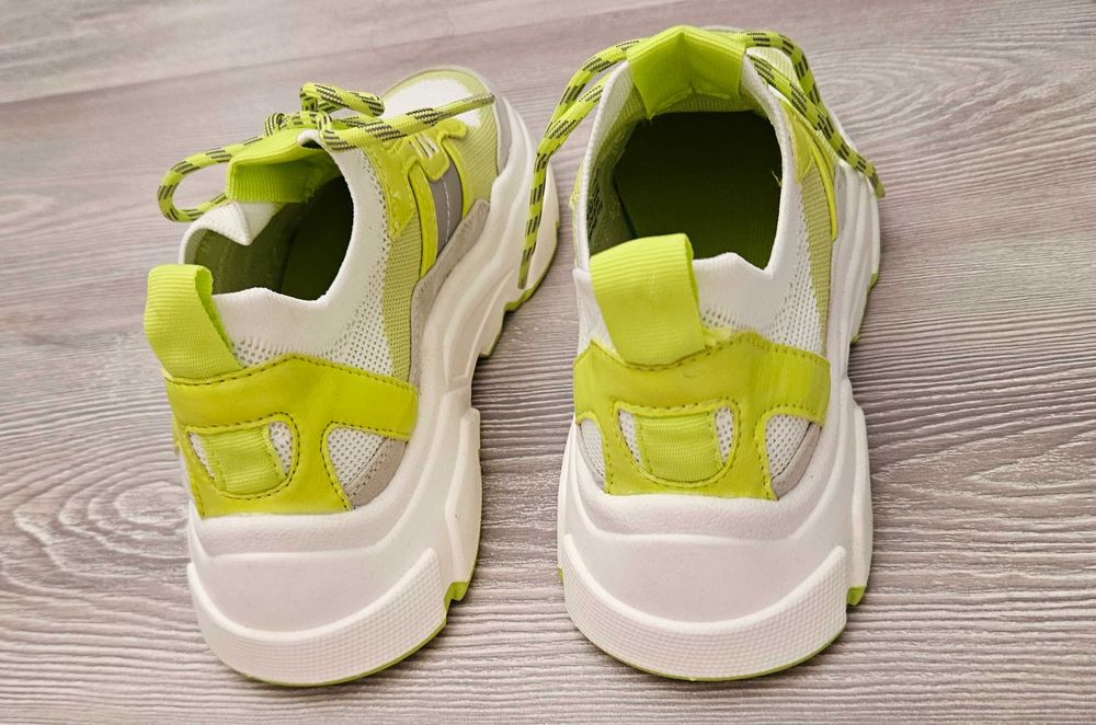 Маратонки в ефектен цвят