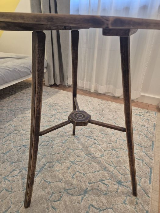 Superba masa saseasca, veche de zeci de ani, cu scaune