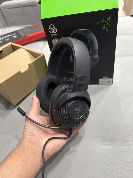 Продам наушники Razer