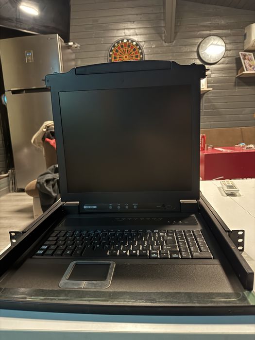 Consolă KVM Rack 17/19” LCD cu tastatură și touchpad – VGA – profesională