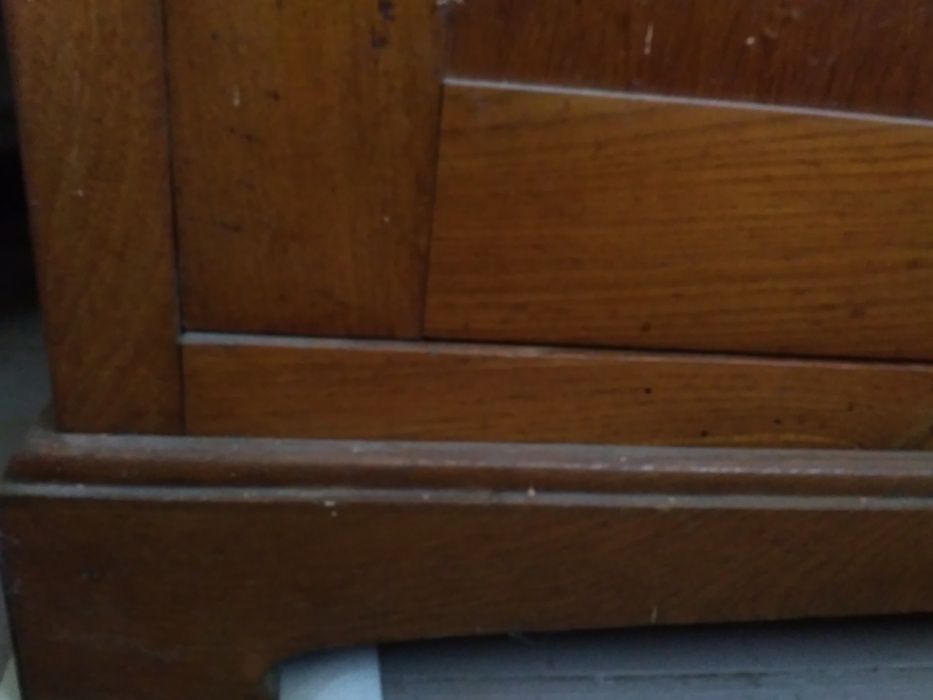 Продавам бюфет за трапезария от масивно дърво