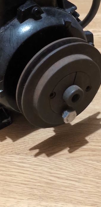Motor electric trifazat cu 2 turații (1400 / 700 RPM) - 380V, cu fulie și cablu