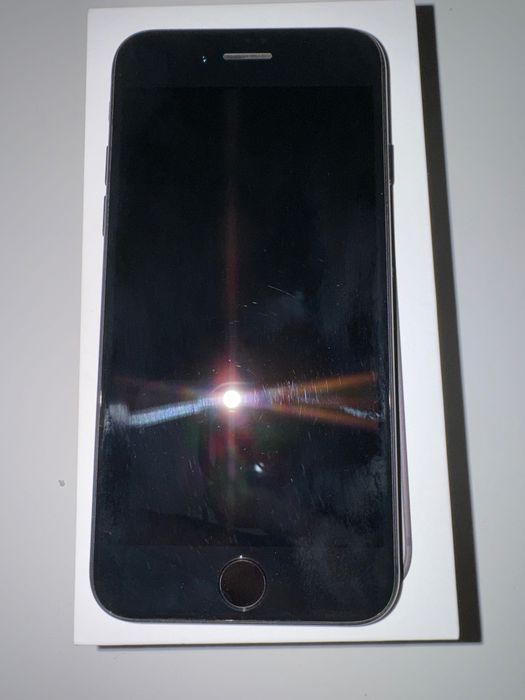 Iphone se 2020 128gb Черен. Батерията е за смяна.