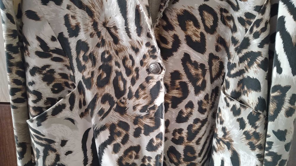 Модерно дамско сако с тигрова шарка