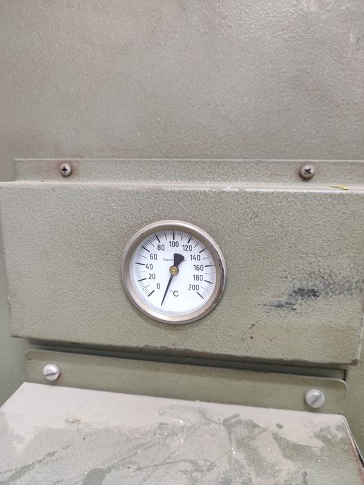 Uscător lemn cu tavi