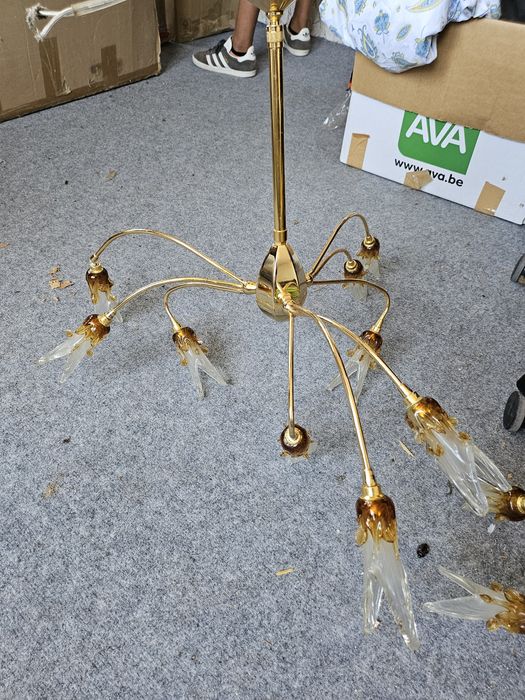 Стилни полилеи със стъклени чашки