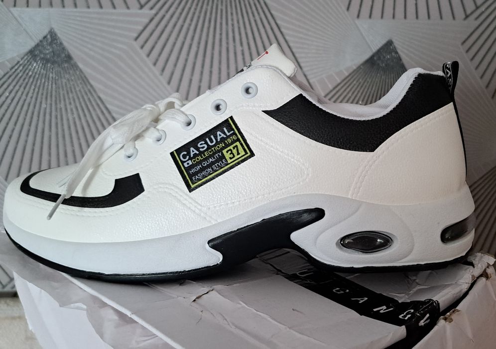 Продам новые кроссовки