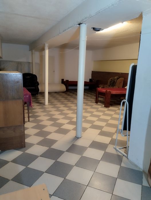 Сдам комнату в цоколе общежития.