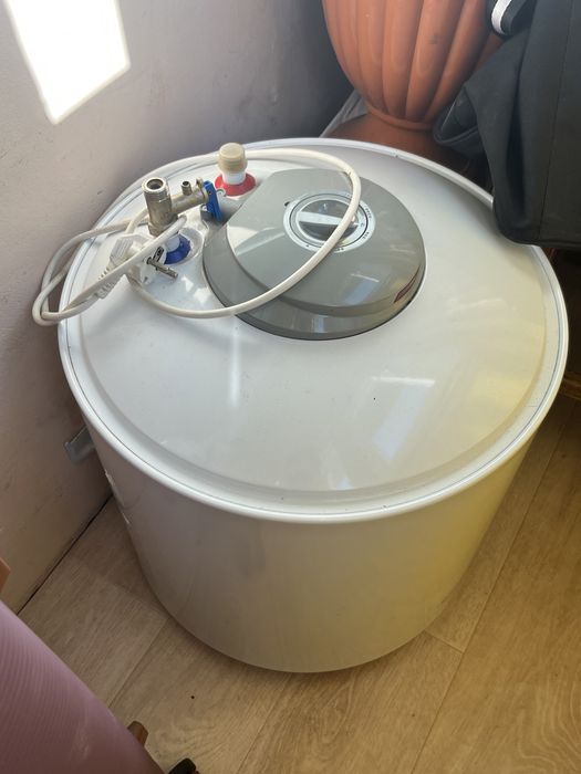 Продается аристон,кровать тумба