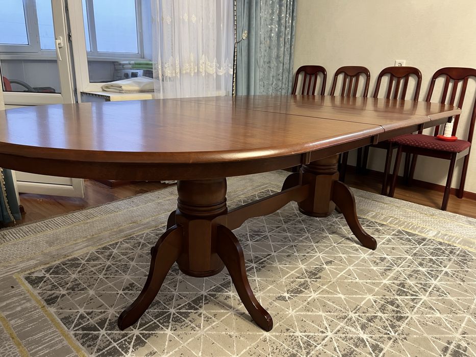 Стол и стулья для гостиной