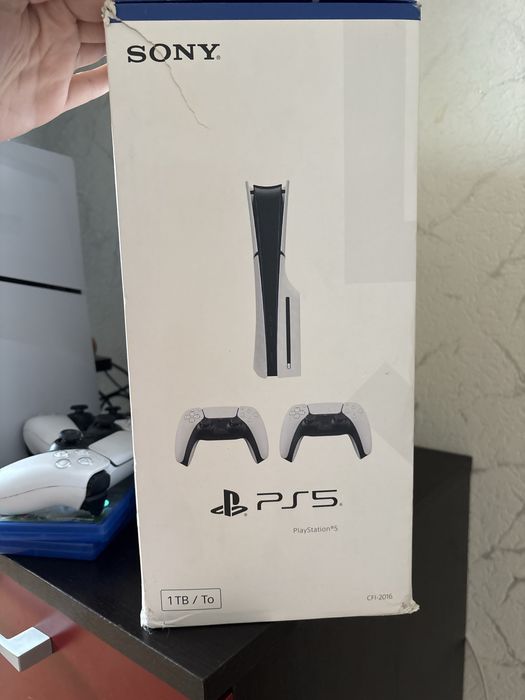 Playstation 5 с два контролера, UFC 5 и FC4