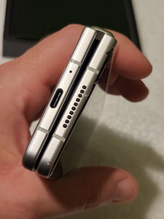 Samsung Galaxy Z Fold 3 - Beige 256 GB cu un mic defect