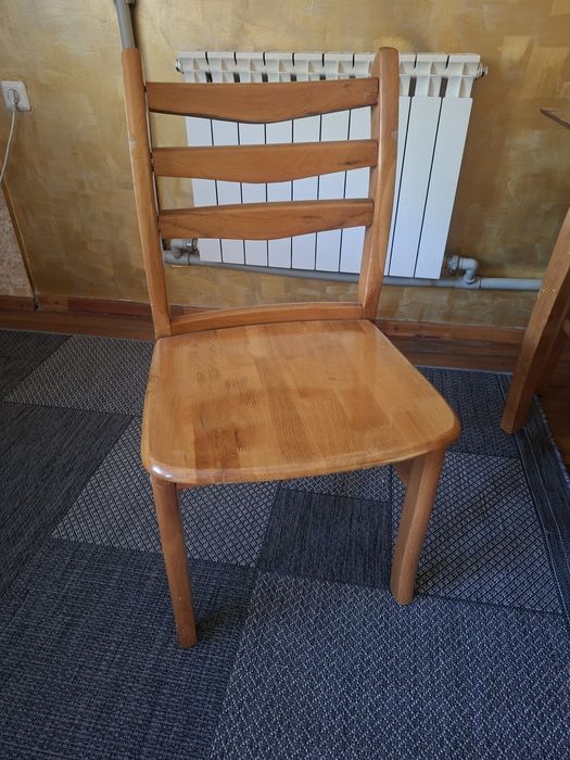 Продам стол со стульями.